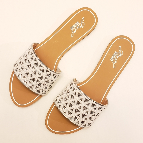Badgley Mischka Shoes - 🎉HP🎉Badgley Mischka Keyanna Silver Sandal